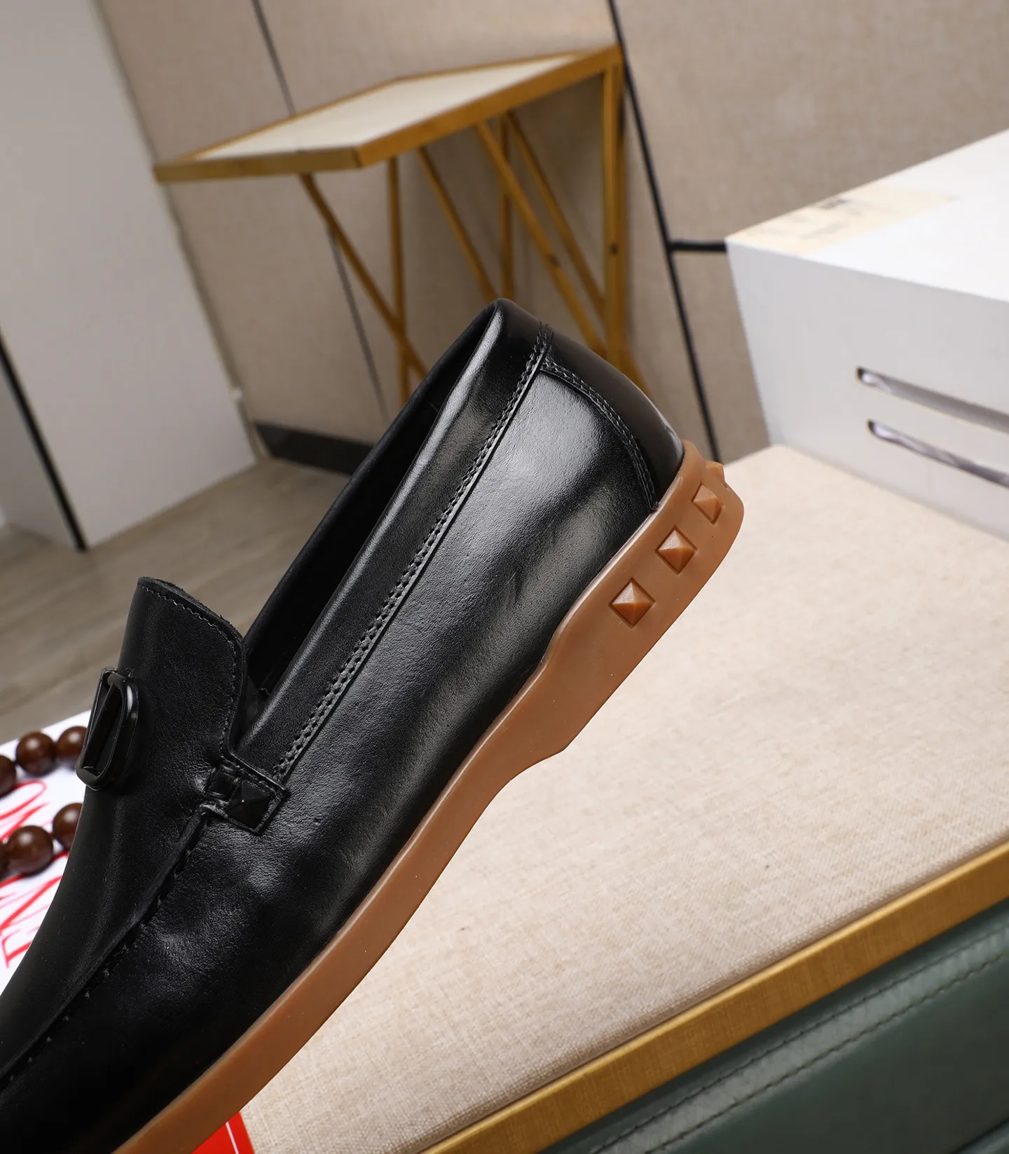 Men's shoes 💰520 [Valentino-Valentino] High-quality boutique men's shoes. The same style as the celebrities, original and authentic.✅ Made of imported cowhide + original apricot cowhide lining. The French luxury model is priced at 14,080 Swiss francs. It is also a Paris Fashion Week catwalk model. A brand can be deeply rooted in your heart, and a pair of shoes can make you linger. What you wear is not only noble, but also an aura. 👻Standard 38-45